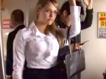 金髪の白人オフィスレディが電車内で痴漢陵辱され声も出せずに悶絶！巨乳OLめがねレイプのエロ動画