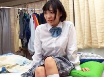 幼馴染の童貞男子とラップ越しでチューをしたら我慢できなくなって筆おろし性交W巨乳女子校生美少女パイパンのエロ動画