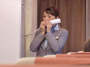 フライト中の機内で忍び寄る痴漢師に強引にイカされ中出しされるCA巨乳お姉さんレイプのエロ動画