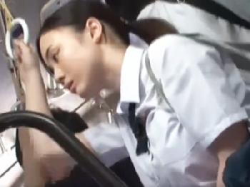 大人しそうな女子校生を狙って痴漢婦女暴行！巨大オッパイを揉みしだいてバックで鬼突き！巨乳のエロ動画