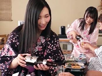 至極の温泉コンパニオン達が淫靡な体を使って秘密のおもてなしサービス巨乳美少女お姉さん中出しフェラ手コキのエロ動画