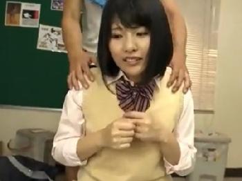 串刺しピストンで女子校生マンコにガッツリ中出し美少女ロリのエロ動画