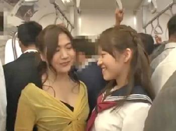 娘を助けようとするも両方挿入されちゃう母娘痴漢！巨乳女子校生美少女人妻のエロ動画