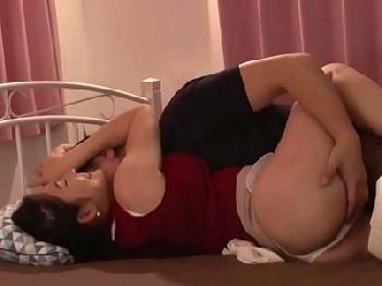 義弟の若くて固いチンポを欲しがる痴女な兄の嫁さん巨乳人妻近親相姦のエロ動画