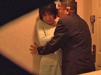 夫によって仕掛けられた無数の隠し撮りカメラに気づかず密通する奥さん巨乳人妻盗撮のエロ動画