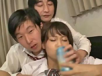 酔っ払った女子校生たちが同級生たちと乱交パーティ！巨乳中出しのエロ動画