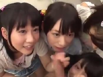 好奇心旺盛なミニ系少女達に襲われて手コキ抜きされる幸せなミニ系コン教師美少女ロリフェラのエロ動画