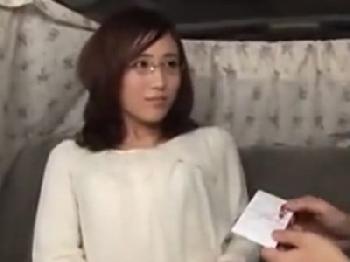 清純清楚めがねな素人奥さんをナンパして寝取り顔面射精性交人妻熟女顔射のエロ動画