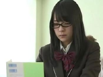 時間停止の逆バージョン！真面目そうに見えてド痴女女子校生が時間を止めて5人ヌキロリフェラあべみかこのエロ動画