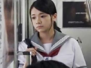 痴漢され感じてしまった美形少女女子校生がオジサンイチモツの虜になり自ら求めちゃう淫乱に美少女レイプ露出のエロ動画