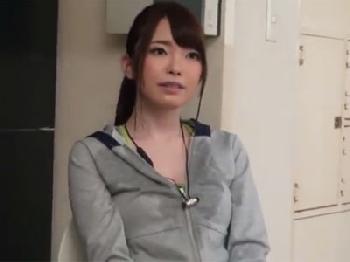 『ぅ‥苦い‥』巨大バスト美形お姉さんがハメられ→口内射精で精液に渋い顔巨乳顔射のエロ動画