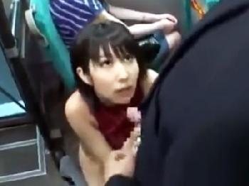 痴漢されて感じちゃったお姉さんが車内でパコってお掃除フェラチオまで露出のエロ動画