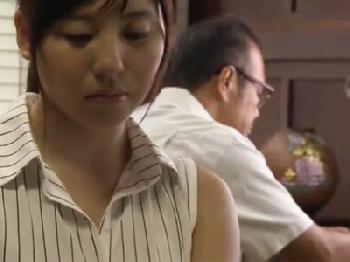 美人奥さんが夫以外の男のペニスで強引ハメされて否応なくイキ人妻ぶっかけのエロ動画