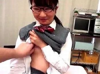 こんな子が…ウソやろ…THE委員長なめがね女子校生が性に興味を持ってしまい初撮り性交美少女ロリのエロ動画