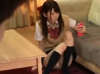 普段から姉のパンチラが気になってしょうがない思春期の弟が我慢の限界で強引に挿入しちゃう女子校生美少女近親相姦のエロ動画