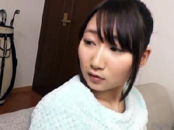 再婚相手の連れ後に巨根見せつけ色情させて中出しする変態親父美少女ロリ近親相姦3Pのエロ動画