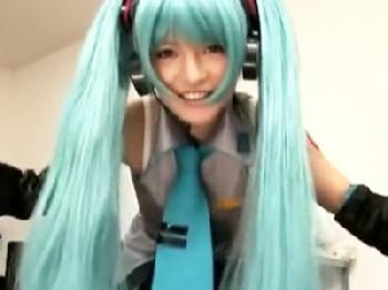 強烈に可愛い美巨乳ボーカロイドレイヤーが着衣のまま中出し射精ハメ撮り美少女コスプレのエロ動画