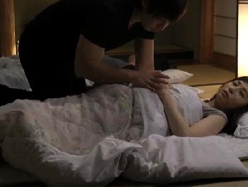 『だ、だめ！声出ちゃう…』夫が隣で寝ている状況で夜這いを仕掛けて寝取る冷酷野郎！人妻のエロ動画