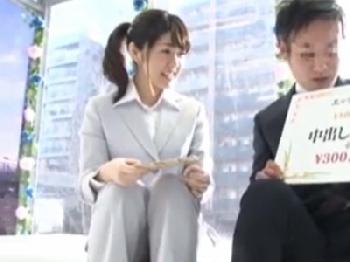 『早く肉棒ちょうだい』賞金に釣られた部下のオフィスレディと上司がガチ中出しセックス素人OL盗撮のエロ動画