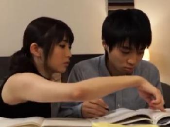 スタイル抜群の痴女家庭教師に足コキされて精液駄々洩れお姉さんぶっかけ野々宮みさとのエロ動画