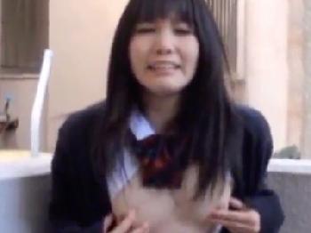 野外でこっそりバイブ挿入してるドマゾな制服女子校生を調教フェラ潮吹き露出のエロ動画