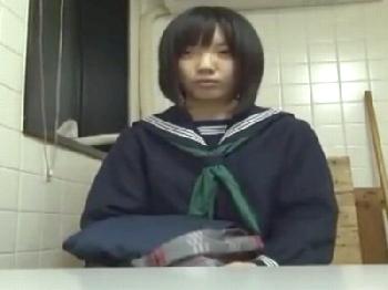 幼顔顔の女子校生を公衆トイレで生ハメ→容赦なく膣中に精液を注ぎ込む！美少女ロリ中出しのエロ動画