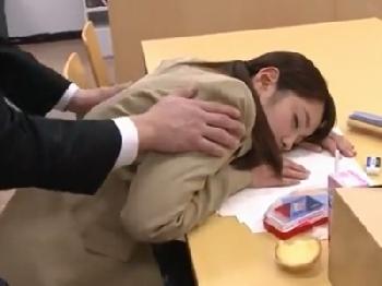 友人に裏切られて眠らされた女子校生→絶倫教師の猛烈ピストンが今始まる！レイプのエロ動画