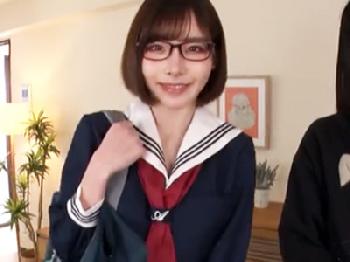 真面目そうに見える彼女の妹に痴女られて中出しSEX美少女めがねのエロ動画