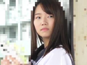 細身で華奢な女子校生をロックオン！電車でパンツを脱がせて立ちバック中出し美少女痴漢のエロ動画