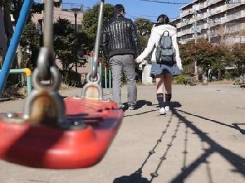 公園で独りで遊んでいた家で少女を確保！自宅に連れ込んで好き放題育成するヘンタイオッサンロリハメ撮りのエロ動画