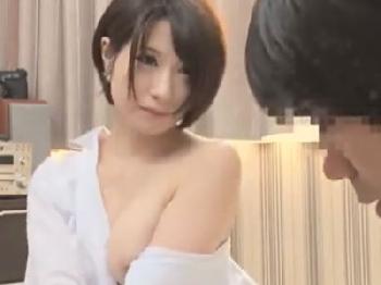 ショートヘアの似合う細身巨大乳房なきれいなお姉さんに我慢できず生中出し巨乳のエロ動画