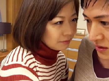 『見てたんでしょ？』オナってた親戚のおばさんを目撃してしまったら痴女られて強引に中出し交尾熟女のエロ動画