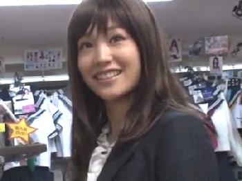 駆け出しのグラビアアイドルが無慈悲男に営業先でハメられるW巨乳お姉さんパンストのエロ動画