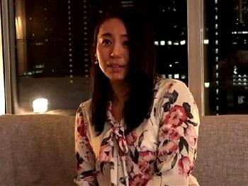 どこか表情に幼さが残る若奥様→自分から他人に抱かれる事を夢見て夜の街で華開く！巨乳痴女人妻ハメ撮りのエロ動画
