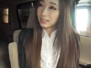 車内セックスに持ち込んで契約結ぼうとするヤリマンセールスレディW巨乳お姉さんOLのエロ動画