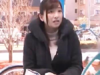 アクメ自転車で大量潮吹き絶頂するマダムに本物男性器挿入して寝取られパコW巨乳人妻のエロ動画