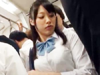 満員電車に乗った服女子校生が痴漢の餌食になり身動き取れない状態で犯され続ける！美少女レイプのエロ動画