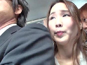 満員バスで夫が横に居るのに他人イチモツに高まる妻巨乳人妻痴漢のエロ動画