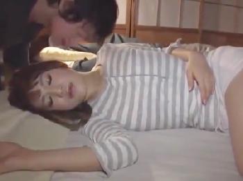 「中に出しちゃったの！？」夫の寝ている隣で夜這いされ声控えめに感じちゃうマダム巨乳人妻中出しのエロ動画