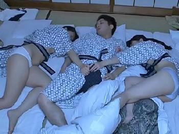 とんでもない寝相の妹たちと家族旅行で近親3P美少女ロリ近親相姦のエロ動画