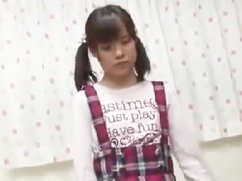 つるペタツインテ童顔少女との中出し性交が犯罪にしか見えないロリパイパンのエロ動画