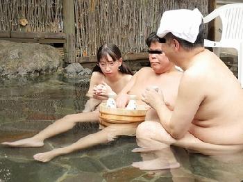 お父さんと一緒に温泉に来た無防備童顔童顔少女が…2人きりになったら男性器しゃぶってきた！美少女ロリ痴女めがねのエロ動画