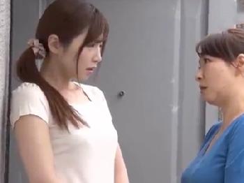 慣れない団地生活で優しく接してくれた隣人に堕ちた妻巨乳人妻佐々木あきのエロ動画