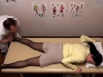 「ぁ…（いや見えちゃう…）」ハゲてる凄い性テクマッサージ師に死ぬほど逝かされちゃう巨大オッパイオフィスレディお姉さんOL盗撮...