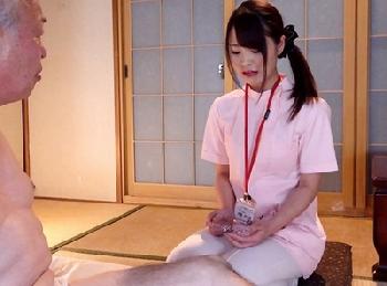 変態クソ爺たちのお願いを何でも聞いちゃう顔越し！頼まれたら断れない幼顔介護士が絶倫爺の手に堕ちる美少女ロリ大原ゆりあのエロ動...