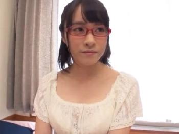 めがねの似合う清純清楚お姉さんが妊娠可能な危険日マンコに中出しされ絶頂オーガズム巨乳のエロ動画
