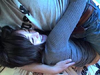 鈴原エミリがスタッフの家で仕事モードじゃないプライベートファック巨乳美少女のエロ動画