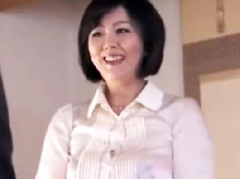 『ちょっと‥ダメでしょ‥』お義理の母さんを強引に押し倒して禁断FUCK巨乳人妻近親相姦のエロ動画