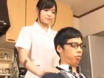 マッサージの流れでペニスまで欲望処理してくれる華奢美形お姉さん痴女手コキのエロ動画