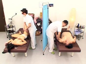 夫婦のカップルマッサージでカーテン越しに寝取られる奥さん巨乳人妻のエロ動画